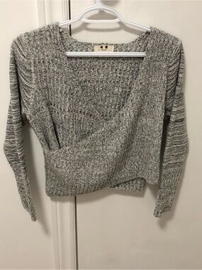 Preowned Cozy V-Neck Wrap-Front Women's Sweater Gray Crop Top small long sleeve